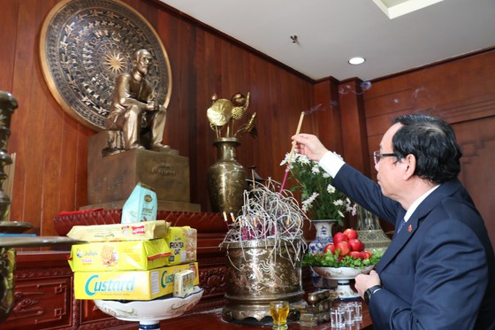 Bí thư Thành ủy TPHCM Nguyễn Văn Nên và các đại biểu trong đoàn vào thắp nén nhang tưởng nhớ Bác Hồ, trong phòng thờ của Đại sứ quán Việt Nam tại Lào. Ảnh: VĂN MINH