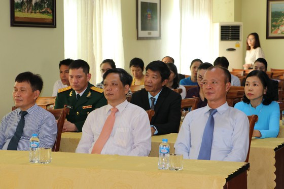 Cán bộ, nhân viên Đại sứ quán Việt Nam tại Lào. Ảnh: VĂN MINH