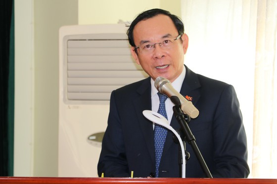 Đồng chí Nguyễn Văn Nên nói chuyện với cán bộ, nhân viên Đại sứ quán. Ảnh: VĂN MINH