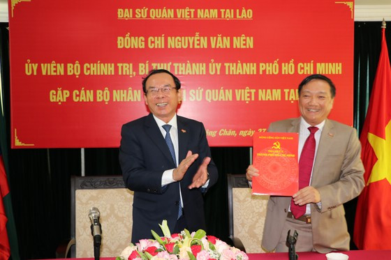 Bí thư Thành ủy TPHCM gửi tặng món quà đến Đại sứ quán Việt Nam tại Lào. Ảnh: VĂN MINH