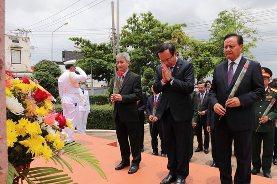 Đồng chí Nguyễn Văn Nên cùng đồng chí Santiphap Phomvihane đặt vòng hoa Khu tưởng niệm Bác Hồ. Ảnh: VĂN MINH