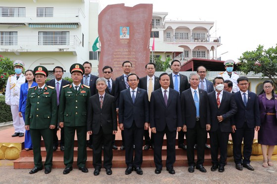 Các đồng chí trong đoàn chụp ảnh lưu niệm tại Khu tưởng niệm Bác Hồ ở tỉnh Savannakhet. Ảnh: VĂN MINH