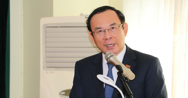 Bí thư Thành ủy TPHCM Nguyễn Văn Nên thăm cán bộ, nhân viên Đại sứ quán Việt Nam tại Lào