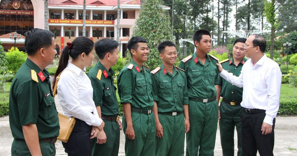 Đồng chí Nguyễn Hồ Hải thăm hỏi tân binh tại Sư đoàn 9
