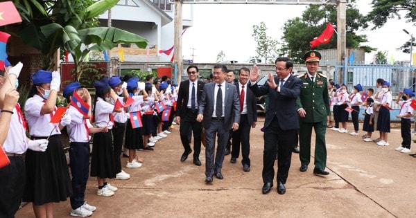 Bí thư Thành ủy TPHCM Nguyễn Văn Nên thăm thầy cô, học sinh Trường Tiểu học Hữu nghị tại tỉnh Champasak
