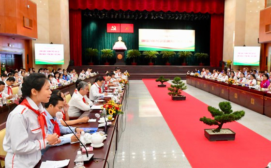 Các em thiếu nhi phát biểu suy nghĩ tại chương trình lãnh đạo TPHCM gặp gỡ, lắng nghe tiếng nói thiếu nhi, sáng 5-6. Ảnh: VIỆT DŨNG