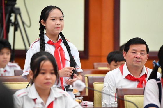 Các em thiếu nhi phát biểu suy nghĩ tại chương trình lãnh đạo TPHCM gặp gỡ, lắng nghe tiếng nói thiếu nhi, sáng 5-6. Ảnh: VIỆT DŨNG