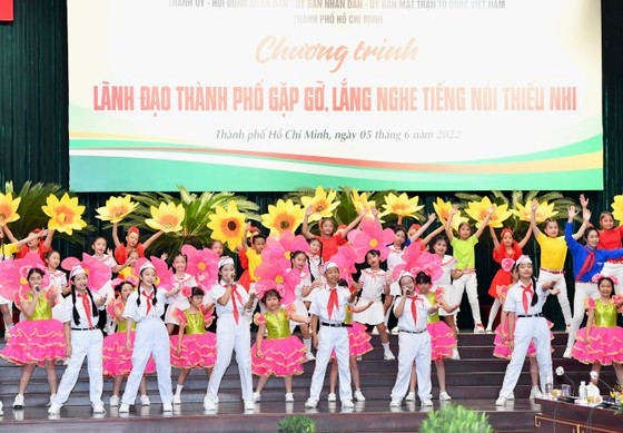 Văn nghệ chương trình lãnh đạo TPHCM gặp gỡ, lắng nghe tiếng nói thiếu nhi, sáng 5-6. Ảnh: VIỆT DŨNG