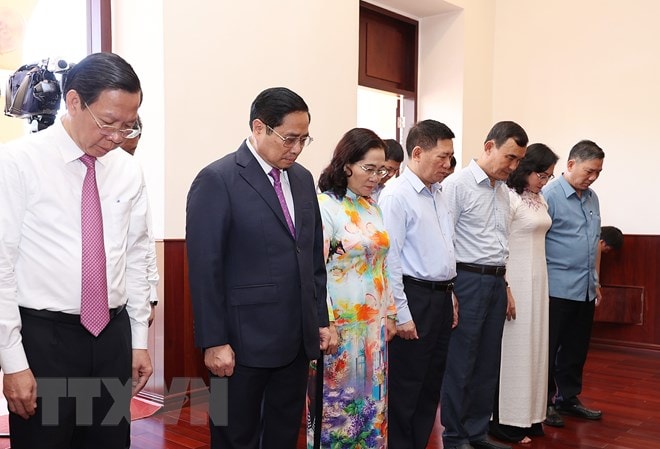 Thủ tướng Phạm Minh Chính và đoàn công tác đến dâng hương, hoa tưởng niệm Chủ tịch Hồ Chí Minh tại bến Nhà Rồng. (Ảnh: Dương Giang/TTXVN)