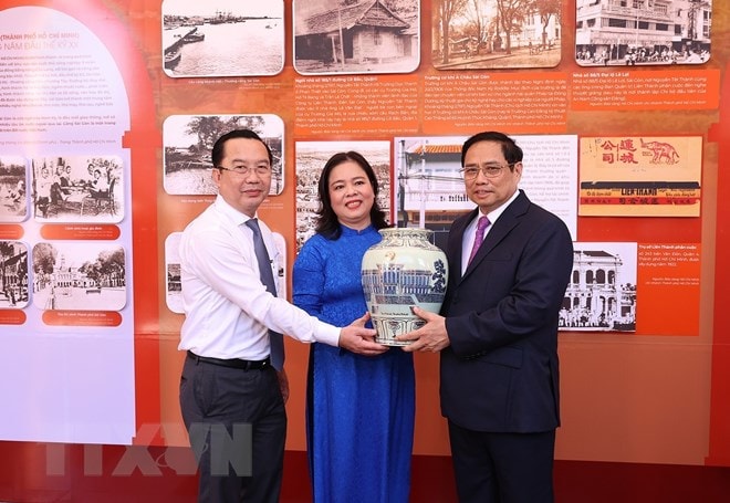 Thủ tướng Phạm Minh Chính tặng quà lưu niệm cho đại diện Bảo tàng Hồ Chí Minh- chi nhánh TP Hồ Chí Minh. (Ảnh: Dương Giang/TTXVN)