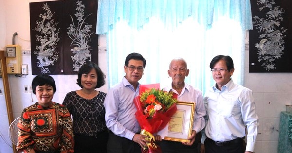 Phó Chủ tịch HĐND TPHCM Nguyễn Văn Dũng thăm các cụ tiêu biểu tròn 90 tuổi ở Cần Giờ