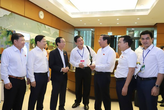 Chủ tịch UBND TPHCM Phan Văn Mãi trao đổi với các ĐBQH TPHCM về Dự án đường Vành đai 3, sáng 10-6. Ảnh: QUANG PHÚC