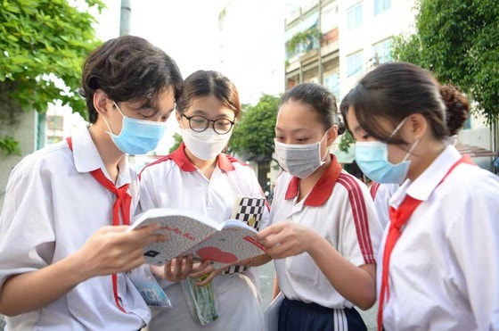 Thí sinh xem lại bài sau khi thi môn Toán. Ảnh: CAO THĂNG