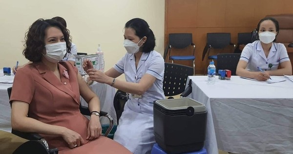 Bắt đầu chiến dịch tiêm vaccine Covid-19 mũi 3 và 4 bảo vệ cán bộ, công chức, người lao động