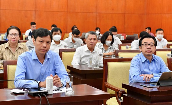 Các đồng chí lãnh đạo quận huyện dự kỳ họp HĐND TPHCM. Ảnh: VIỆT DŨNG
