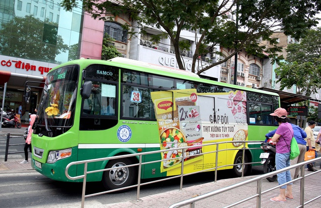Xe buýt tại TP.HCM hiện đã được đầu tư mới với nhà chờ khang trang. ẢNH: NGỌC DƯƠNG