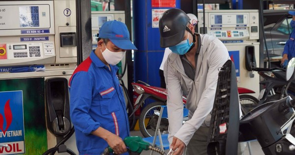 Giá xăng giảm “sốc” hơn 3.000 đồng/lít