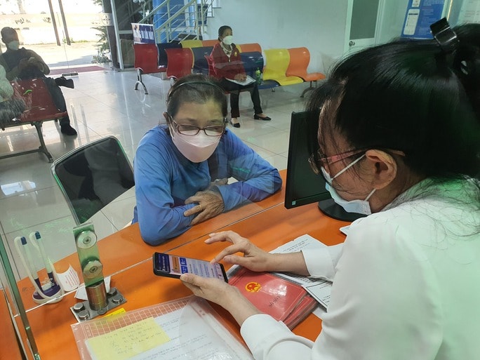Để nhận các tin nhắn qua ứng dụng điện tử, khách hàng sử dụng điện cần cài đặt App EVNHCMC CSKH, theo dõi trang EVNHCMC trên Zalo hoặc đăng ký địa chỉ email với ngành điện.