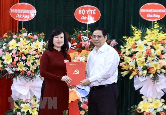 Thủ tướng Phạm Minh Chính trao Quyết định quyền Bộ trưởng Bộ Y tế cho đồng chí Đào Hồng Lan. (Ảnh: Lâm Khánh/TTXVN)