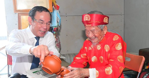 Bí thư Thành ủy TPHCM Nguyễn Văn Nên thăm, mừng đại thọ nhà nghiên cứu Nguyễn Đình Tư