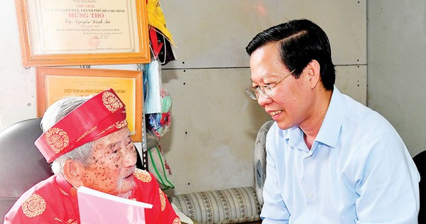 Lãnh đạo TPHCM thăm, chúc thọ nhà văn hóa Nguyễn Đình Tư
