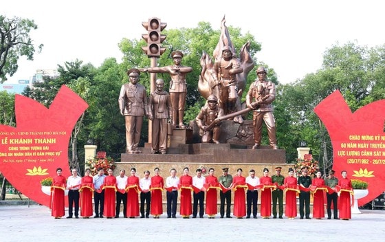 Các đại biểu cắt băng khánh thành tượng đài