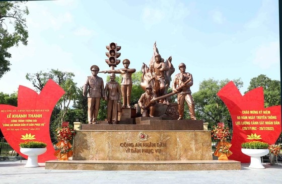 Tượng đài nằm sát tường rào Công viên Thống Nhất trên đường Trần Nhân Tông, quận Hai Bà Trưng. Tượng đài gồm 7 nhân vật, cao khoảng 7,2m. Chất liệu là ép đồng công nghệ mới. Ảnh: VIẾT CHUNG