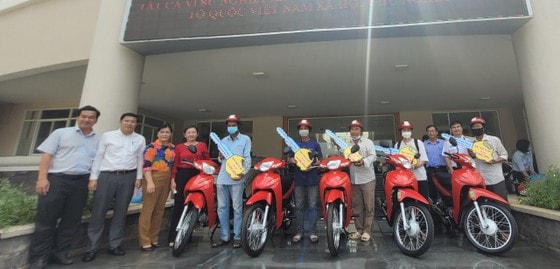 Ủy ban MTTQ Việt Nam TP Thủ Đức trao phương tiện sinh kế cho người dân. Ảnh: THU HƯỜNG