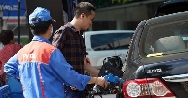 Giá xăng tiếp tục giảm "sốc" 2.700 - 3.600 đồng/lít