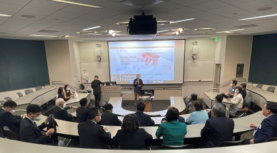 Đoàn công tác TPHCM làm việc tại Viện chống dịch thuộc Đại học Stanford. Ảnh: NGỌC DIỄM