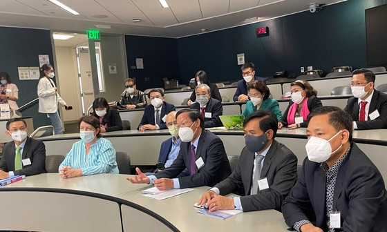 Đoàn công tác TPHCM làm việc tại Viện chống dịch thuộc Đại học Stanford. Ảnh NGỌC DIỄM