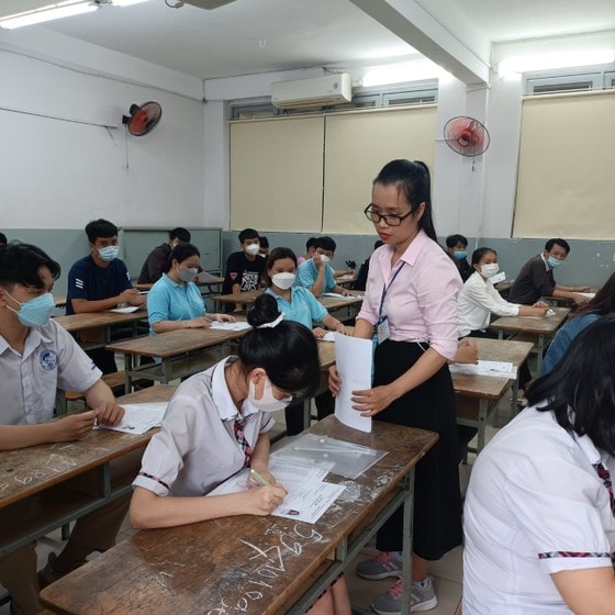 Thí sinh dự thi tốt nghiệp THPT năm 2022 tại điểm thi Trường THCS Trần Văn Ơn (quận 1)
