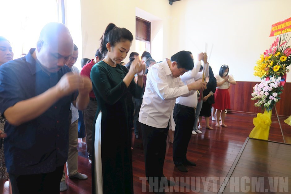 Công diễn vở “Nợ nước non” dâng hương, dâng hoa tưởng nhớ Chủ tịch Hồ Chí Minh