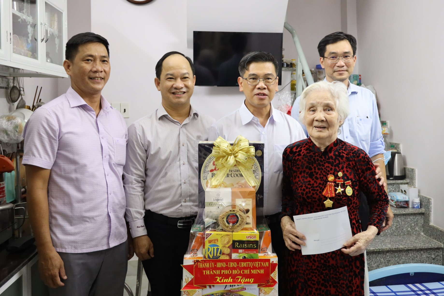 Phó Chủ tịch HĐND TPHCM Nguyễn Văn Dũng thăm các gia đình chính sách tiêu biểu tại Quận 1