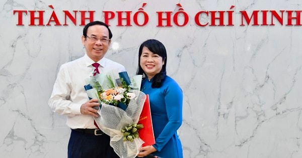 Bí thư Thành ủy TPHCM Nguyễn Văn Nên trao quyết định cho đồng chí Trần Kim Yến. Ảnh: VIỆT DŨNG