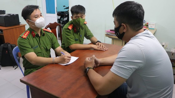 Công an lấy lời khai với ông B.