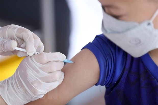 Tiêm vaccine phòng COVID-19 cho học sinh lớp 6. (Ảnh: Anh Tuấn/TTXVN)