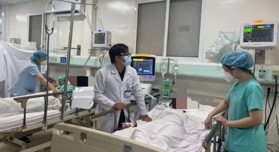 Các bác sĩ điều trị cho các bệnh nhân
