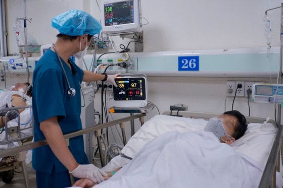 Bác sĩ đang thăm khám và điều trị tích cực cho bệnh nhân