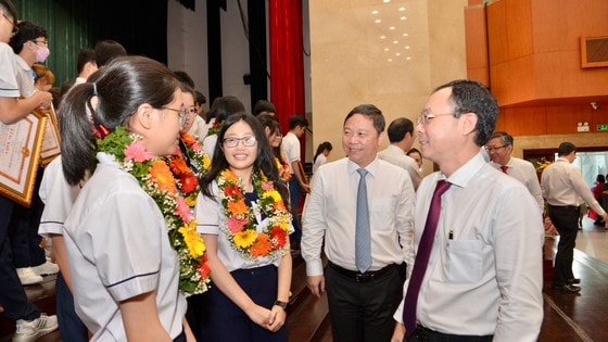 Phó Bí thư Thành ủy TPHCM Nguyễn Văn Hiếu và Phó Chủ tịch UBND TPHCM Dương Anh Đức chúc mừng các học sinh tại lễ tuyên dương khen thưởng. Ảnh: CAO THĂNG