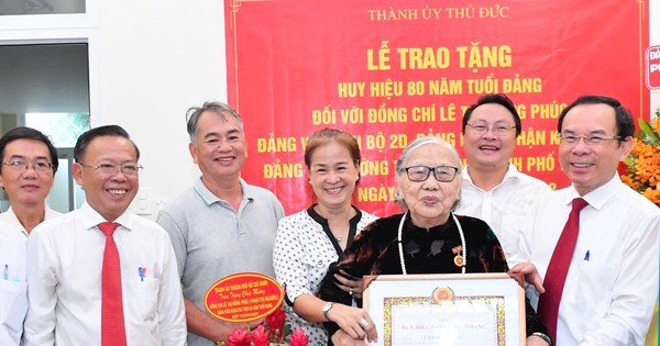 Bí thư Thành ủy TPHCM trao Huy hiệu 80 năm tuổi Đảng cho đồng chí Lê Thị Hồng Phúc