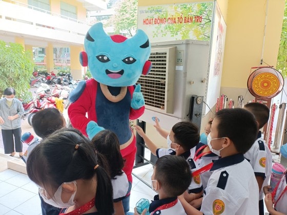 Học sinh đùa giỡn cùng người bạn gấu bông đồng hành cùng các em qua các trò chơi