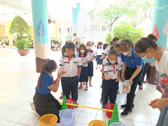 Ngoài các trò chơi lồng ghép kiến thức, ngày hội còn có một số trò chơi vận động nhằm phát huy tinh thần đoàn kết của học sinh