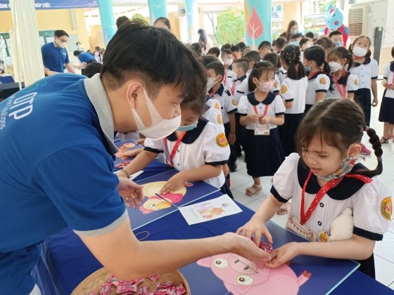 Bên cạnh đó, khu vực trò chơi ghép hình vận dụng kỹ năng giao tiếp bằng tiếng Anh cho học sinh