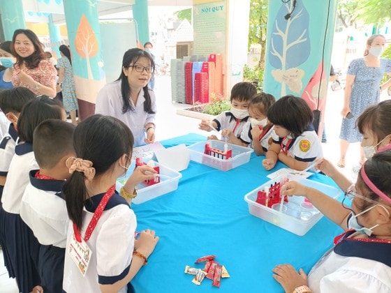 Thầy cô nhiệt tình hướng dẫn học sinh làm thí nghiệm về sự thăng hoa của đá khô