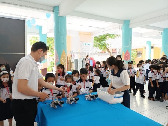 Học sinh hào hứng tham gia trò chơi Siêu xạ thủ tại trạm 