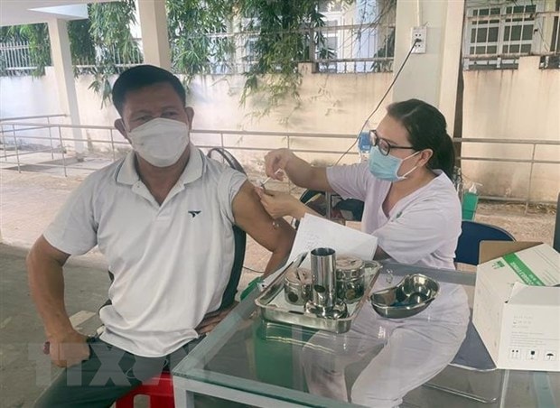 Tiêm vaccine phòng COVID-19 mũi 4 cho người dân tại Bệnh viện Đa khoa Sài Gòn-Phan Rang. (Ảnh: Công Thử/TTXVN)