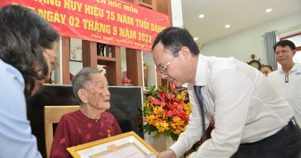 Phó Bí thư Thành ủy TPHCM Nguyễn Văn Hiếu trao Huy hiệu 75 năm tuổi Đảng cho 2 đảng viên ở huyện Hóc Môn