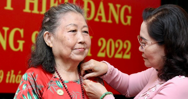 Đảng ủy Khối Dân - Chính - Đảng TPHCM trao Huy hiệu Đảng cho 16 đảng viên cao tuổi Đảng