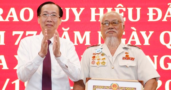 Trao tặng, truy tặng Huy hiệu Đảng đợt 2-9